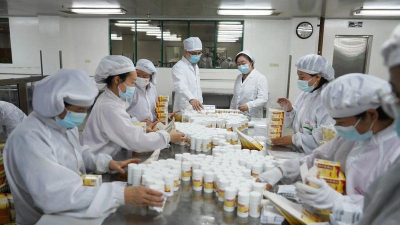 在选择加盟商时，企业应注重其资质、信誉、销售能力等方面的考察。具体包括：